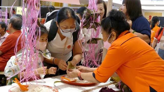 全球连线｜吉隆坡举行端午节裹粽比赛