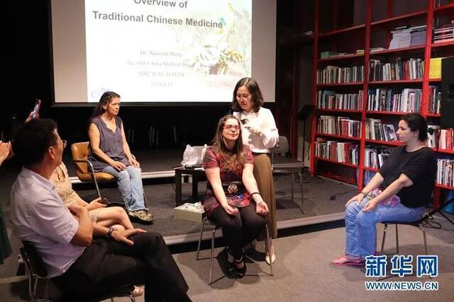 6月15日，葡萄牙波尔图大学孔子学院举行的中医文化讲座上，一名女士在体验中医治疗。（葡萄牙波尔图大学孔子学院供图）