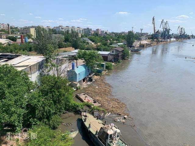 6月6日，赫尔松地区，受卡霍夫卡水电站大坝被毁影响，当地遭水淹/澎湃影像