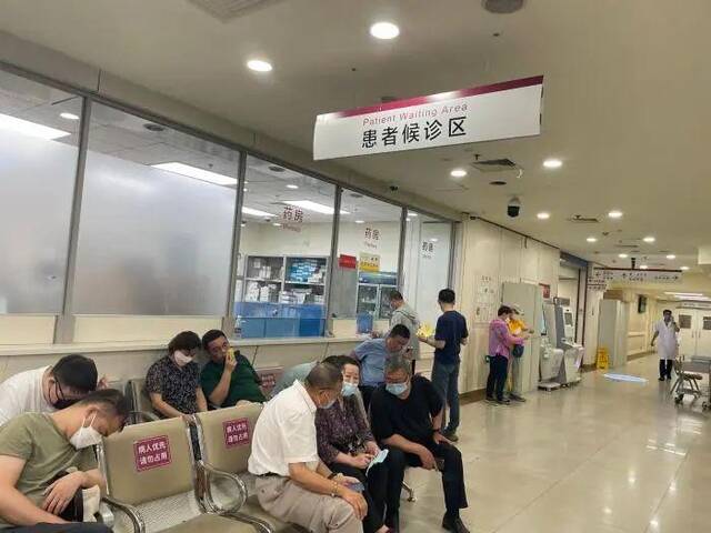北京朝阳医院急诊科患者候诊区。韦香惠摄