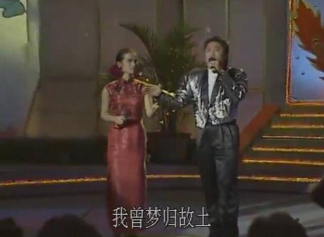 万沙浪和韦唯在1988年央视春晚演唱《相聚在龙年》。视频截图