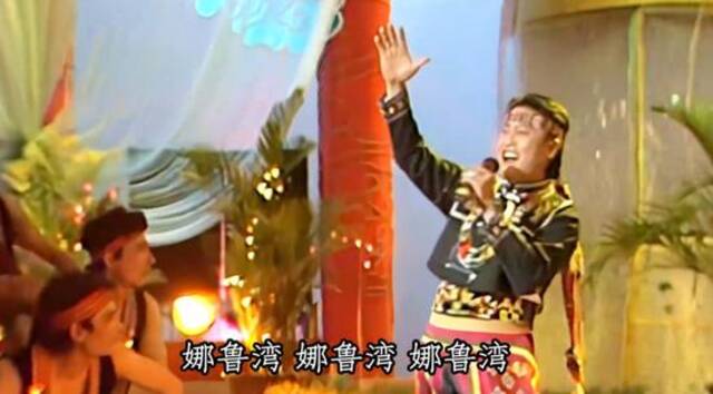 万沙浪在1988年央视春晚演唱《娜鲁湾情歌》。视频截图