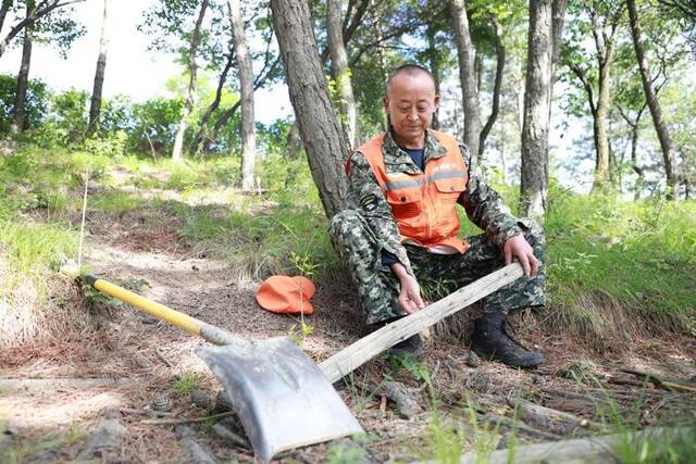 赵建平在林荫下休息（6月1日摄）。新华社记者梁军摄