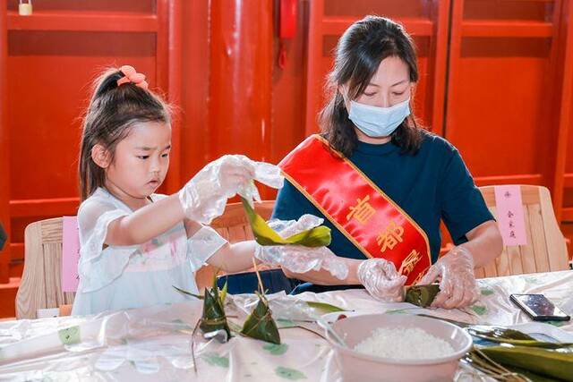 捏面人、剪福字、包粽子 北京市妇联举办“首都最美家庭”文化体验活动