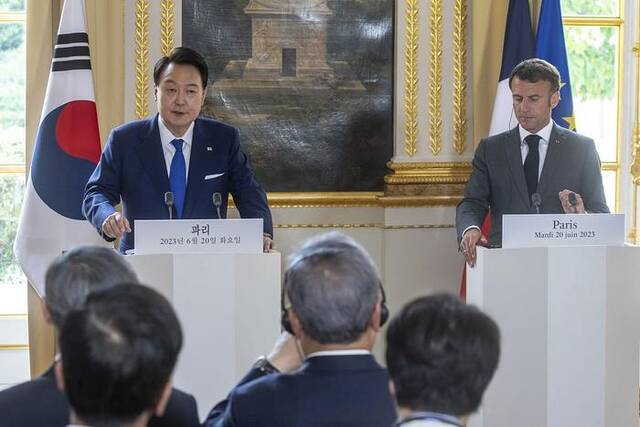 尹锡悦向马克龙提出，希望法方帮助确保欧盟新贸易法不歧视韩企