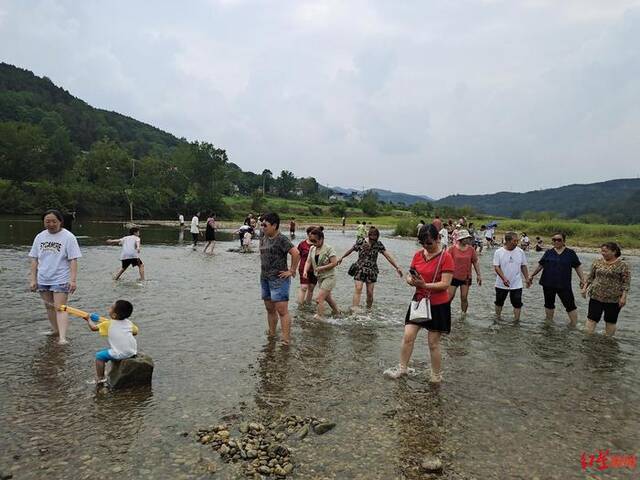 ↑游客在浅滩戏水