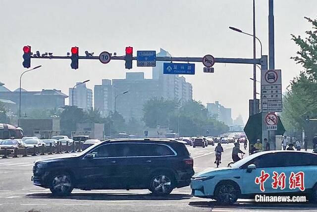 在北京复兴路的十字路口，“自行车除外”的禁行标识清晰可见。中新财经记者葛成摄