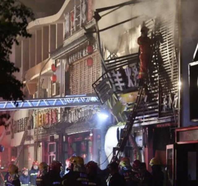 烧烤店爆炸目击者：满街玻璃碎片飞射，墙炸没了、楼梯炸没了难以逃生……
