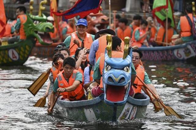 6月18日，人们在马来西亚马六甲参加游龙舟活动。新华社记者程一恒摄