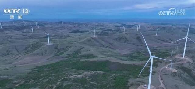 全国首个“风火储”沙戈荒新能源基地项目基础浇筑全线完成