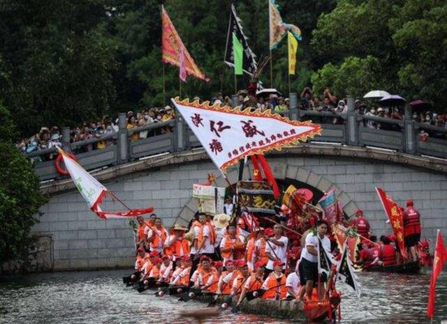 6月22日，泮塘的龙船在广州荔枝湾泮塘五约迎接前来探亲招景的四里八乡龙船。新华社记者刘大伟摄