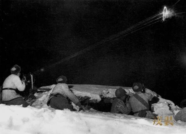△在严寒的长津湖夜战中，志愿军第27军连队机枪手向美军阵地射击。