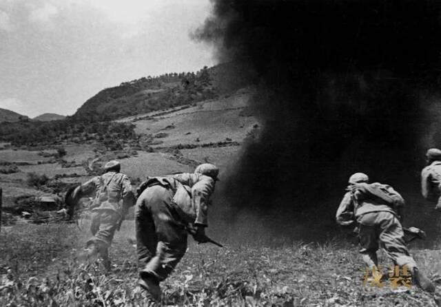 △1951年5月，志愿军第20军59师战士们冒着敌人的炮火，沿华川至汉城公路英勇前进。