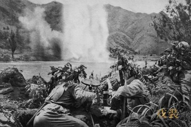 △1951年，志愿军第20军战士们在昭阳江北岸顽强阻击敌人的进攻。