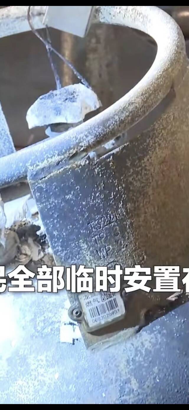 据央视画面显示，在富洋烧烤店爆炸现场发现的液化气罐上，有“龙江燃气”标识。央视视频截图