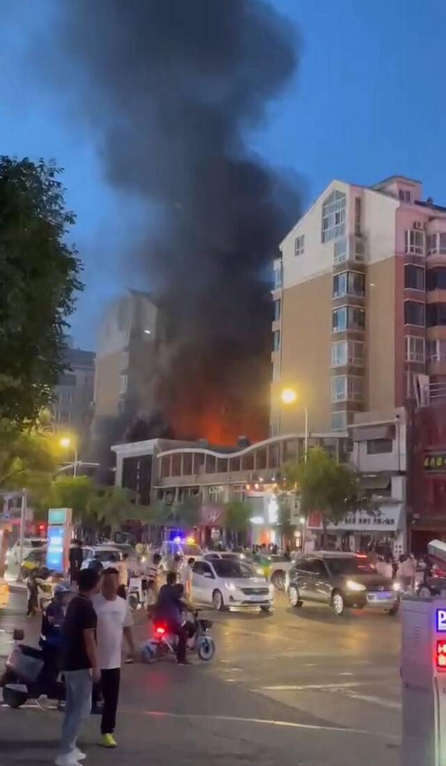 爆炸后的烧烤店。受访人供图