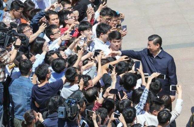 2018年5月2日，习近平来到北京大学考察。图为习近平离开学校时同道路两旁师生亲切握手。新华社记者王晔摄