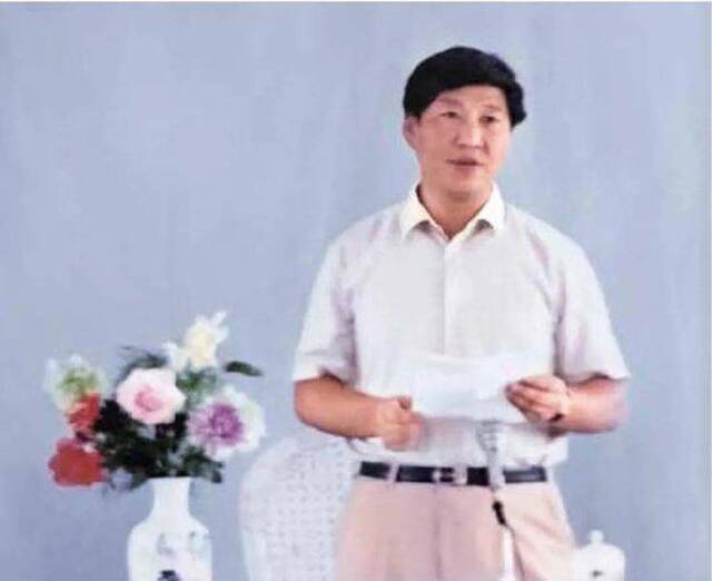 1991年7月，习近平在闽江职业大学1991届学生毕业典礼上致辞。（图源：《习近平与大学生朋友们》）