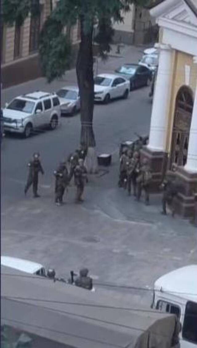 ↑一群不明身份士兵包围俄南部军区总部