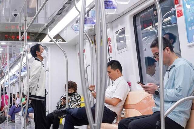 6月24日，乘客搭乘苏州轨道交通11号线出行。新华社记者李博摄