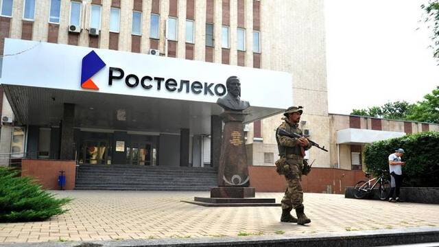 当地时间2023年6月24日，俄罗斯顿河畔罗斯托夫，瓦格纳私人军事集团控制了顿河畔罗斯托夫的俄罗斯南部军区总部后，瓦格纳的装甲车和战士出现在街道上。