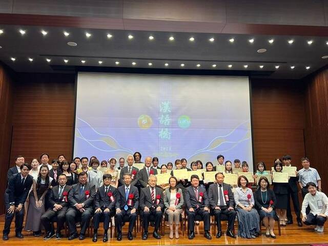 6月24日，日本东京，选手和评委及嘉宾在赛后合影留念。记者岳晨星摄