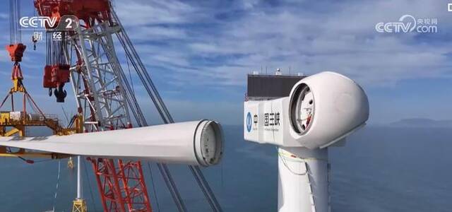 全球首台16兆瓦海上风机首支叶片吊装完成