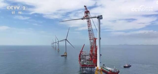 全球首台16兆瓦海上风机首支叶片吊装完成