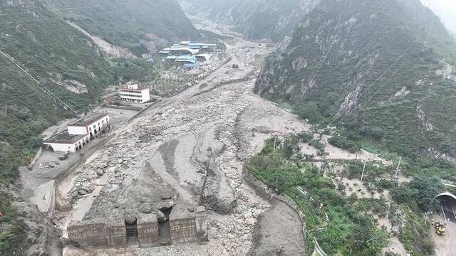 2023年6月27日，四川阿坝，汶川县绵虒镇板子沟泥石流灾害现场。视觉中国图