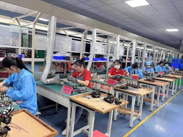 江西百盈高新技术股份有限公司的工人正在车间生产。（夏梦梦摄）