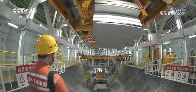 自主研发国产钢铁“巨无霸”完成沉降精度毫米级隧道施工