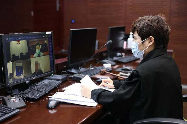 6月26日，上海市徐汇区人民法院以在线庭审的方式开庭审理了这一起案件。本文图片均为“上海法治报”微信公众号图