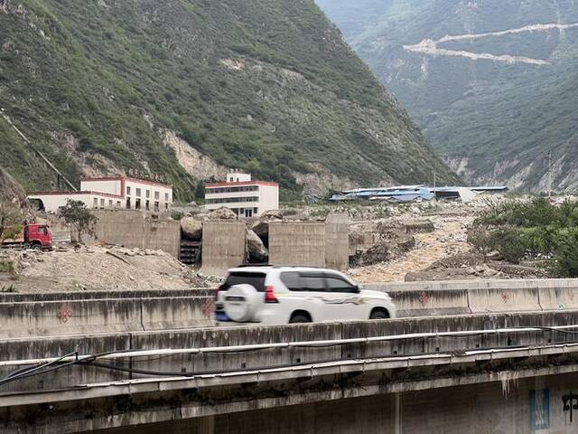 3号拦挡坝挡住了山洪泥石流的冲击，护住了高速路和大桥。