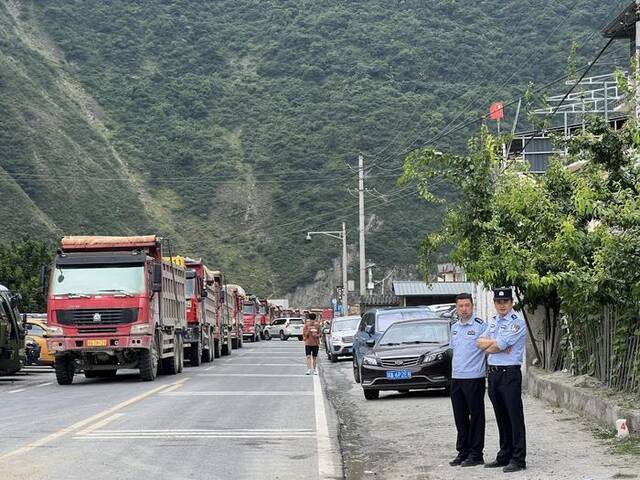 当地政府集结大量运输车转移河道堆积的砂石。