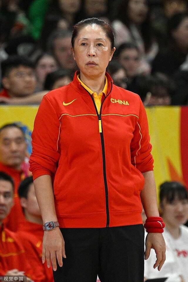 中国女篮主帅郑薇对球员表现很不满意。