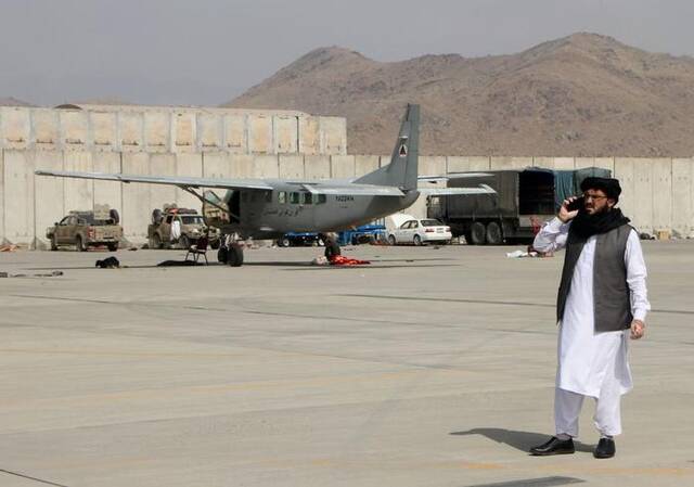 2021年8月31日，塔利班人员进入阿富汗喀布尔机场。新华社发（塞夫拉赫曼·萨菲摄）