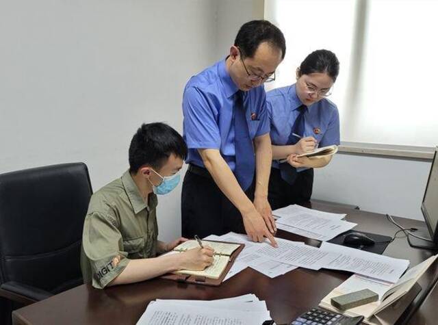江苏省常熟市检察院检察官走访常熟市市场监督管理局了解撤销冒名工商登记的相关规定。
