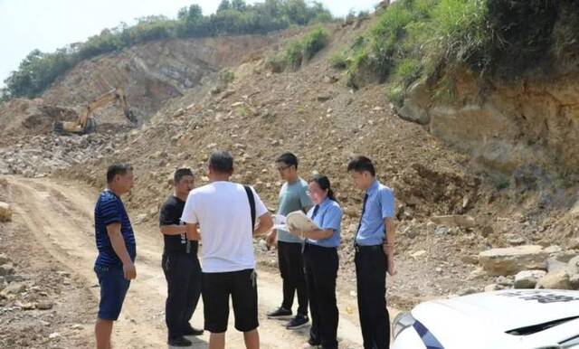 办案人员与行政机关人员联合调查核实非法采矿情况