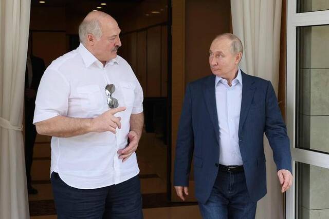 ↑2023年6月9日，白俄罗斯总统卢卡申科（左）与俄罗斯总统普京在俄罗斯索契的一次会议上交谈