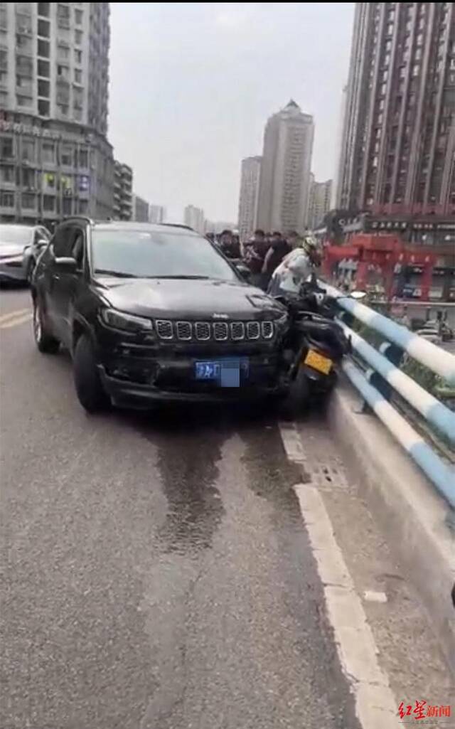 摩托骑手被汽车撞下高架桥，重庆警方通报