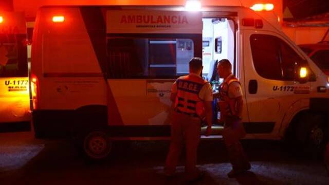 6月27日，墨西哥华雷斯城一位因高温出现脱水症状的老人被叫救护车