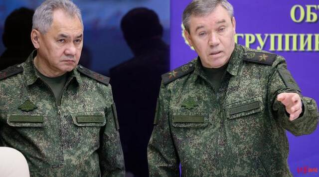 ↑俄国防部长绍伊古（左）和俄军总参谋长格拉西莫夫（右）