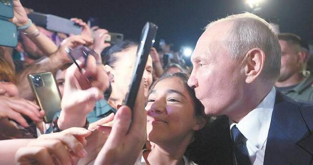 俄媒：瓦格纳事件后，普京首次视察外地，还给当地民众一个飞吻
