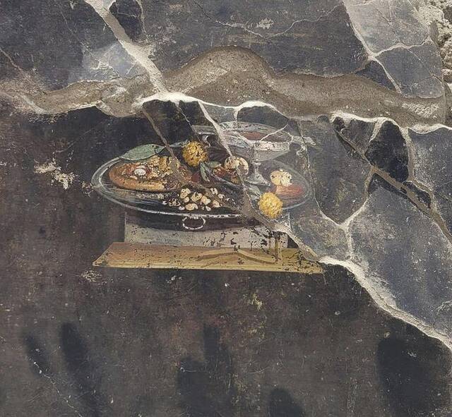古罗马人也吃“披萨”？考古专家：庞贝古城壁画中的可能非真正披萨