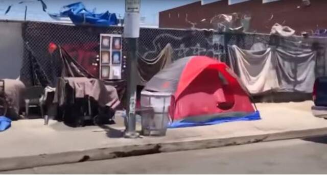 美国洛杉矶县无家可归者在街头搭起帐篷