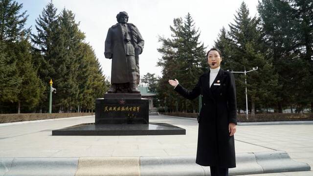 在吉林省通化市杨靖宇烈士陵园，姚帅如在铜像前进行讲解。新华社记者周万鹏摄