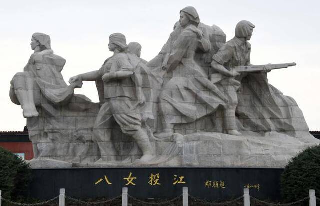 这是位于牡丹江市江滨公园的“八女投江”群雕。新华社记者王建威摄