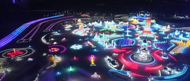 游客在哈尔滨冰雪大世界园区游玩。新华社记者王建威摄