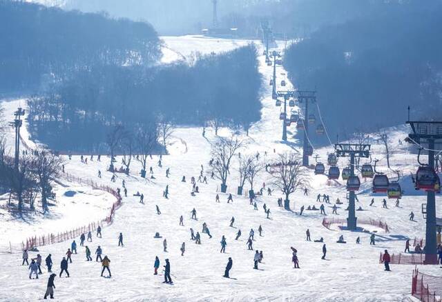 游客在吉林万科松花湖度假区滑雪。新华社记者颜麟蕴摄