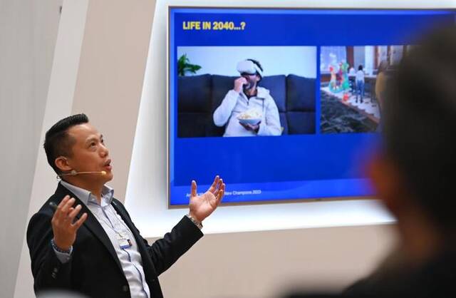 新加坡Group ONE Holdings联合创始人兼集团总裁郑华峰在“2040年的生活”对话会上发言。新华社记者赵子硕摄